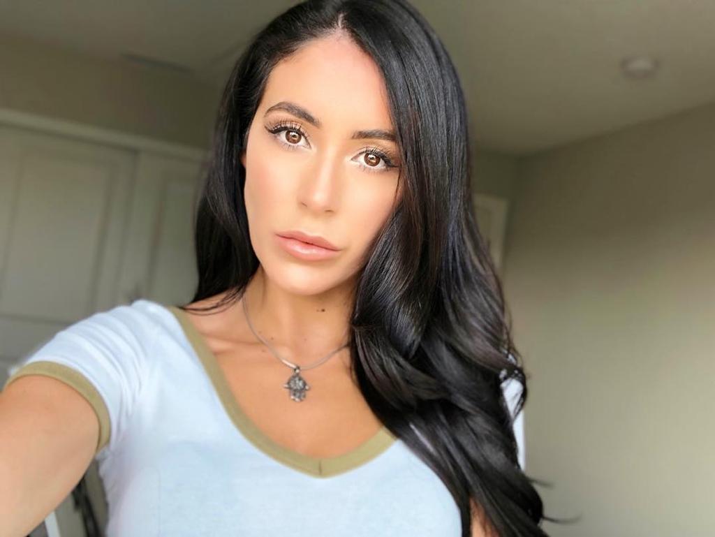 La female. La female. черная барменша. джианна николь (gianna nicole). аэропорт дебора.